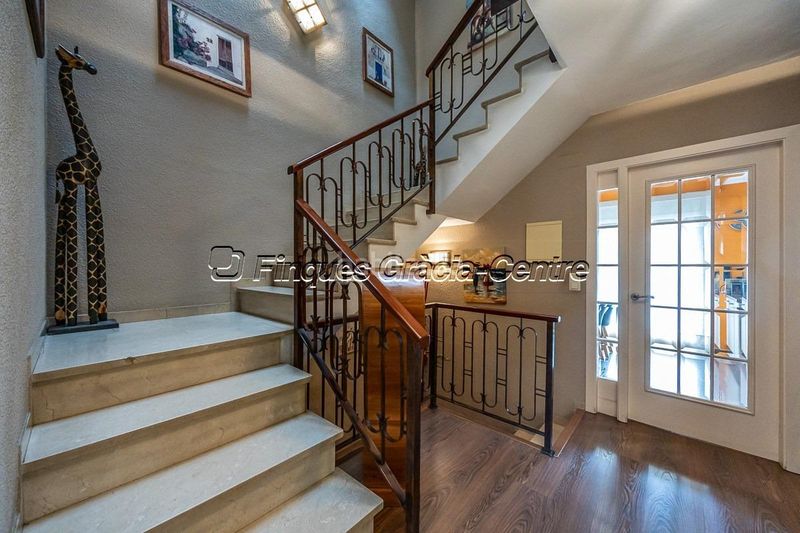 Foto cbeadd40-3d39-46ba-8ec9-b7f17e1812e5. Casa aparellada amb aparcament a Centre Sabadell