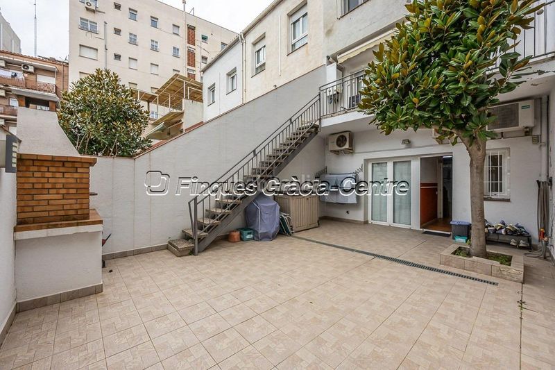 Foto cebba888-3e55-4d5a-853c-7feedb9d352e. Casa aparellada amb aparcament a Centre Sabadell