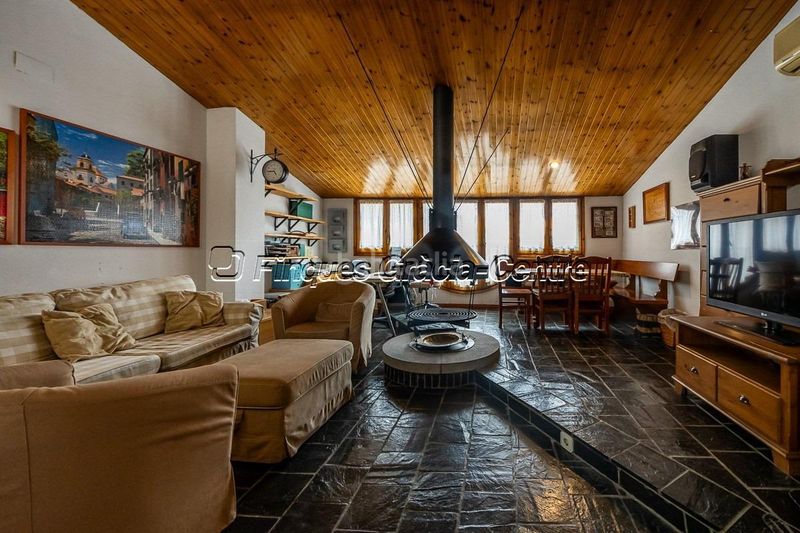 Foto e88dbaf0-a599-4612-bcf3-57ce118ffee5. Casa aparellada amb aparcament a Centre Sabadell