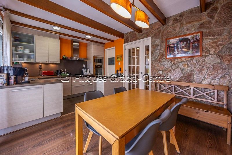 Foto ebc8c4b2-4467-4845-a69f-e3f2d6aaad6a. Casa aparellada amb aparcament a Centre Sabadell