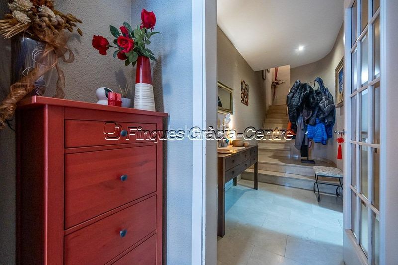 Foto ec4edda3-1bc1-499f-9244-c9b469337861. Casa aparellada amb aparcament a Centre Sabadell