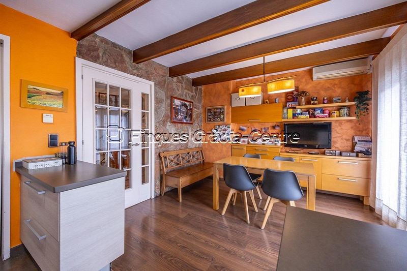 Foto f2e4eb18-b3d3-4098-8cd9-fb09c2bcf212. Casa aparellada amb aparcament a Centre Sabadell