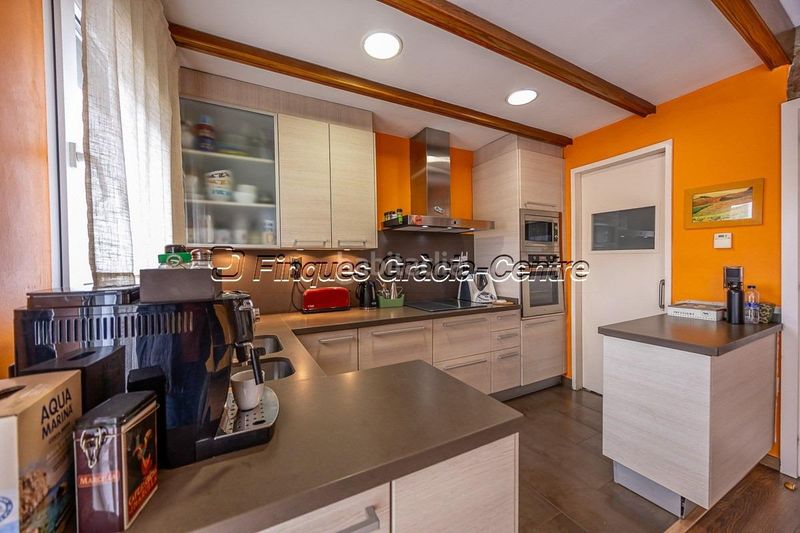 Foto f37f673b-a500-4729-8f75-733f633d5e1c. Casa aparellada amb aparcament a Centre Sabadell