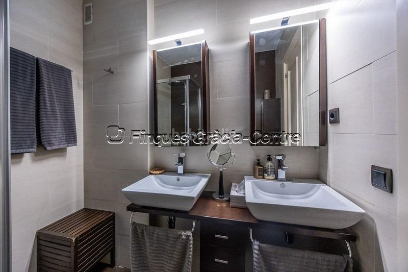 Foto f40402a7-0d98-4f80-828b-8b487212476b. Casa aparellada amb aparcament a Centre Sabadell