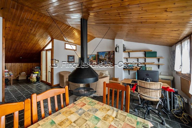 Foto fb002c8c-64be-44cc-8848-0d973579b57b. Casa aparellada amb aparcament a Centre Sabadell