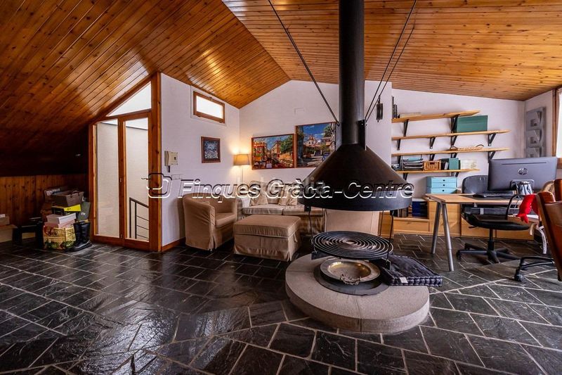 Foto fbd21d64-2eac-4244-82ff-6109ae3c5696. Casa aparellada amb aparcament a Centre Sabadell