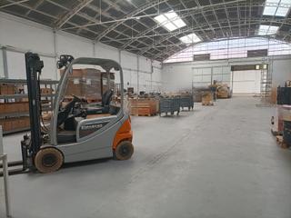 Lloguer Nau industrial a Avenida Alemania-Italia. Nave de grandes dimensiones en alquiler cercana a la poblacion