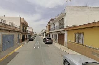 Casa  Calle hojiblanca. Vivienda en dos hermanas