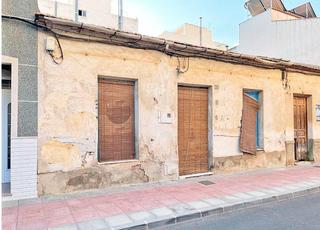 Mas  Ausias march. Casa de pueblo para rehabilitar o construir edificio o vivienda