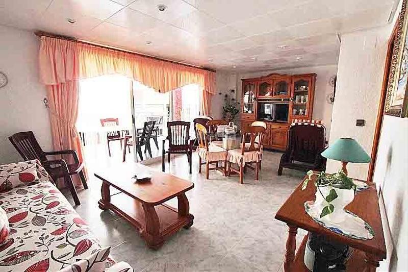 Foto d1e90c9c-9731-451f-8e32-932576d9cee3. Apartamento en calle ramon y cajal 3 en venta apartamento con amplia terraza a escasos metros de la playa centro en Guardamar del Segura