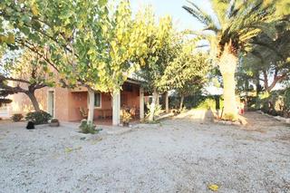 Casa a Almoradí. Casa  con piscina sobre  una parcela de 1389 m2
