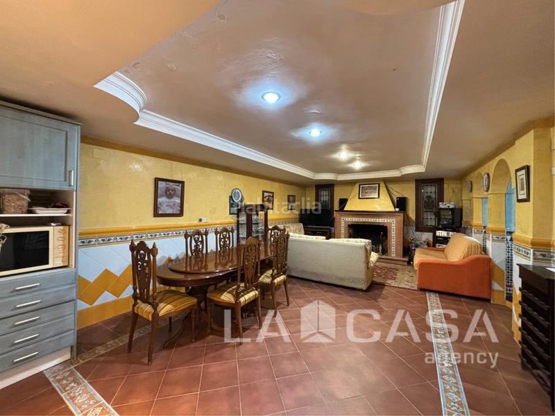 Foto 91366f66-58f0-4cb0-afaf-65bc0e965d67. Chalet with parking in cerros de Montequinto Montequinto
