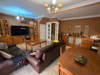 Casa bifamiliare en Avenida de Europa. Pareado de 3 plantas, en urbanizacin privada.