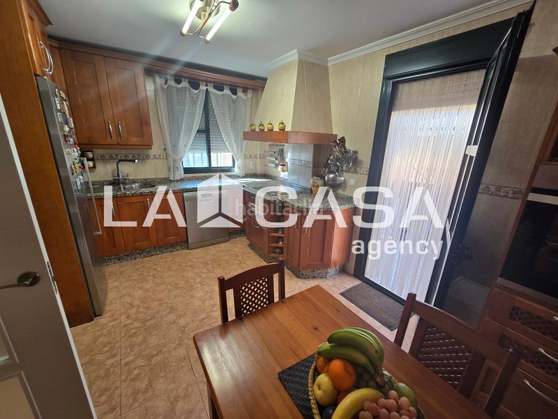 Foto 0a1ddbe5-fc99-4726-8657-a888075878f6. Casa pareada pareado de 3 plantas, en urbanización privada. en Montequinto