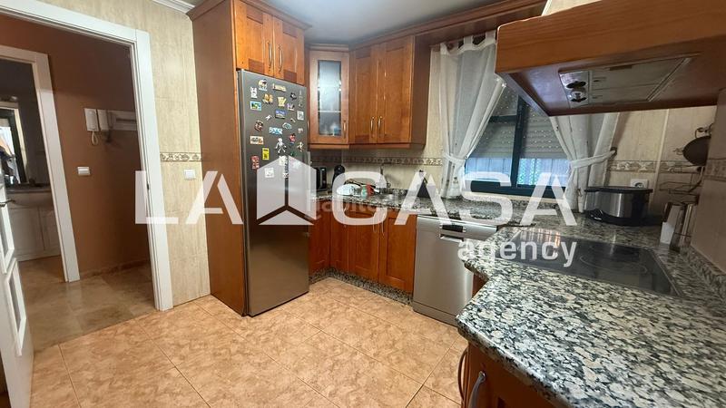 Foto 322d006b-392a-419c-8a59-e031225a1792. Casa pareada pareado de 3 plantas, en urbanización privada. en Montequinto