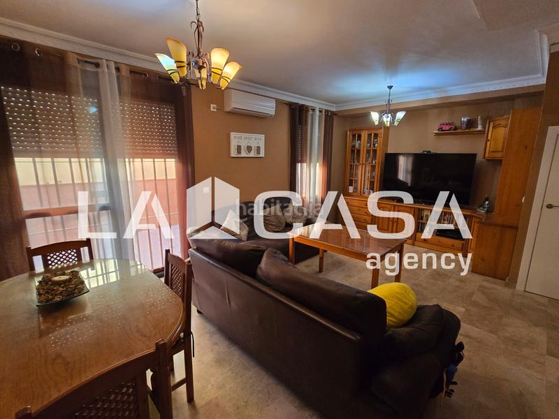 Foto 8d5fa459-d690-46eb-80ad-8172de88732d. Casa pareada pareado de 3 plantas, en urbanización privada. en Montequinto