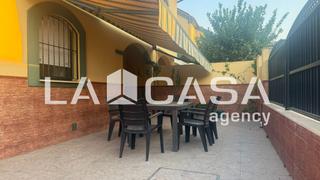 Casa pareada en Avenida de Europa. Pareado de 3 plantas, en urbanización privada.