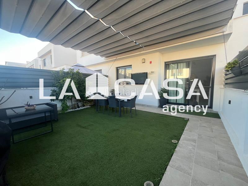 Foto 5e1aad1e-71af-4df2-b620-83d5b953bd00. Casa a schiera con riscaldamento parcheggio piscina in Dos Hermanas