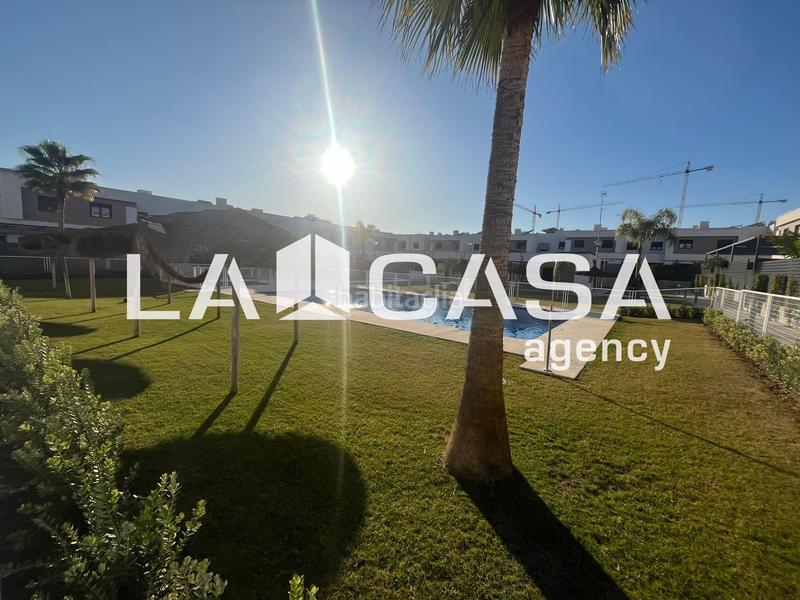 Foto e549e145-1181-49ae-8a08-8ff26bea5d43. Casa a schiera con riscaldamento parcheggio piscina in Dos Hermanas