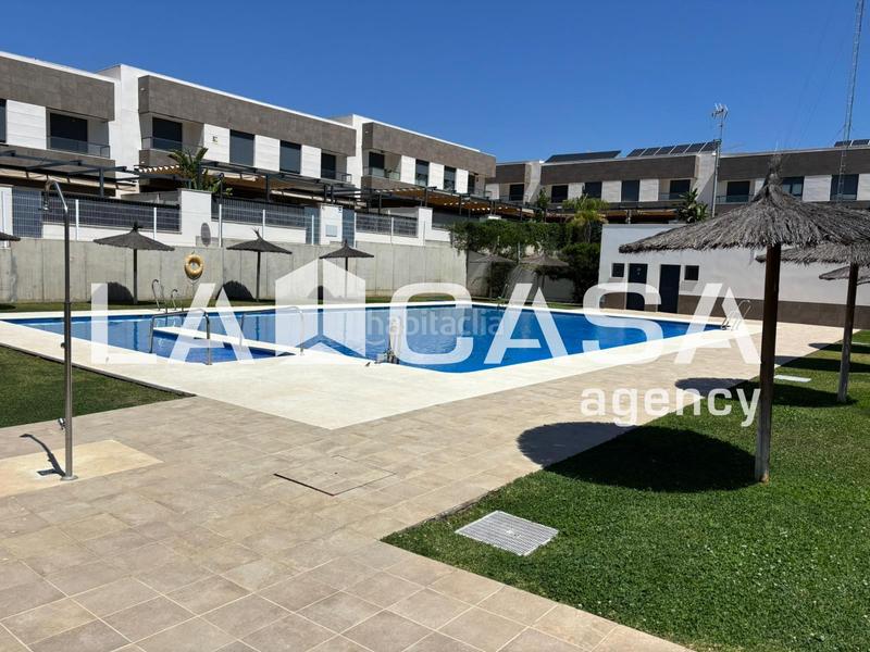 Foto 464a95ce-7be3-43aa-bc0c-96d7192871e3. Casa bifamiliare con parcheggio piscina in Entrenúcleos Dos Hermanas