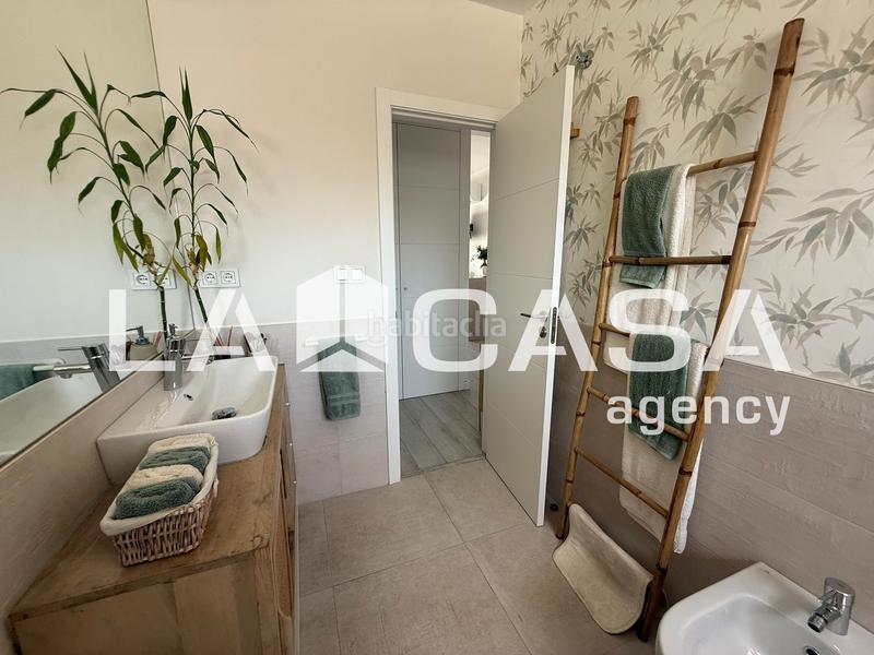Foto c9cfaf79-fa26-4423-baea-3640a6ac8fb0. Casa bifamiliare con parcheggio piscina in Entrenúcleos Dos Hermanas