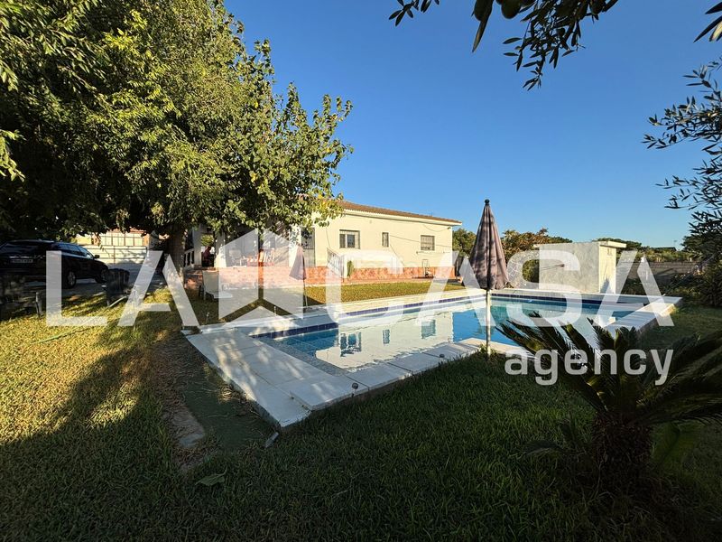 Foto e9edefe2-e491-49f1-9b86-2272281f7581. Xalet a Entrenúcleos Dos Hermanas