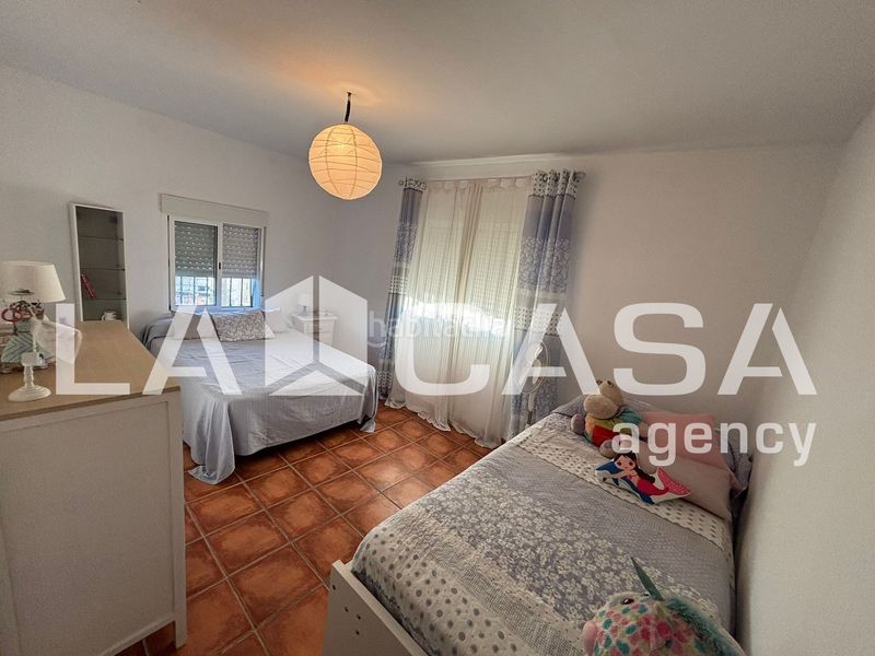 Foto eaaca654-4557-4b58-98e2-9a8ea091c16c. Xalet a Entrenúcleos Dos Hermanas