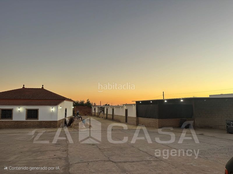 Foto 0511c4e3-6e8b-496d-990f-ec2c0e018845. Xalet amb aparcament a Entrenúcleos Dos Hermanas