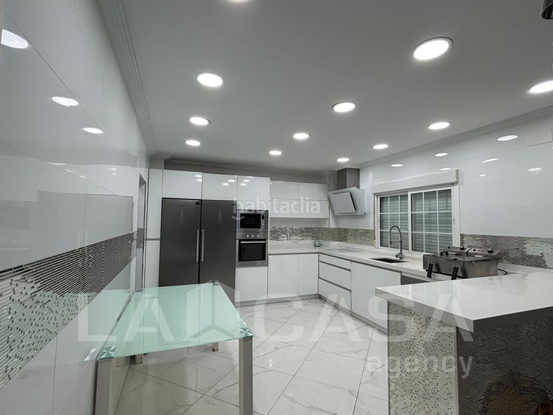 Foto 2fbb6300-1ce9-4512-8574-3dc38eff6833. Xalet amb aparcament a Entrenúcleos Dos Hermanas