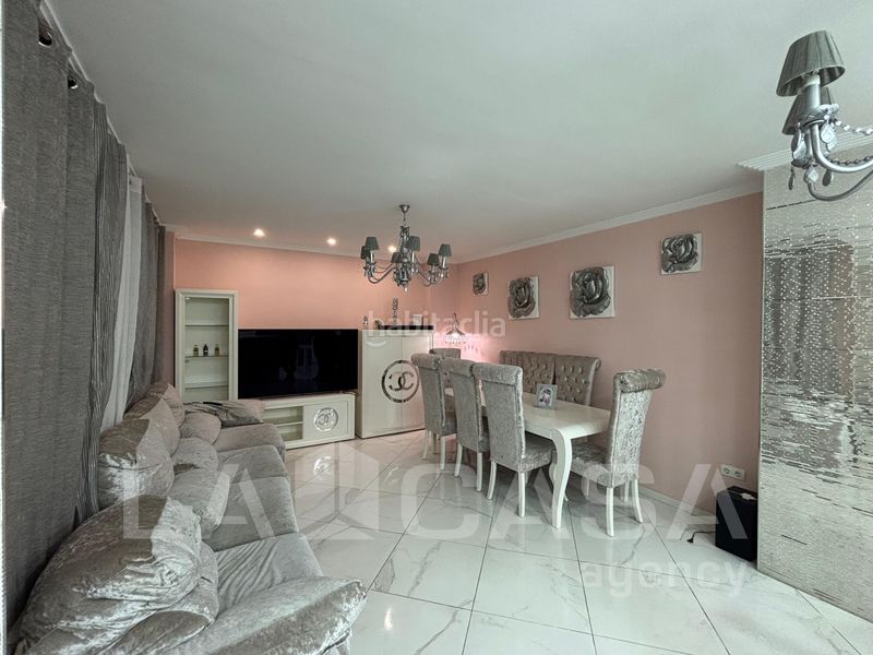 Foto 4a8e74ad-484b-4b8b-8c5d-91863ca78f59. Xalet amb aparcament a Entrenúcleos Dos Hermanas