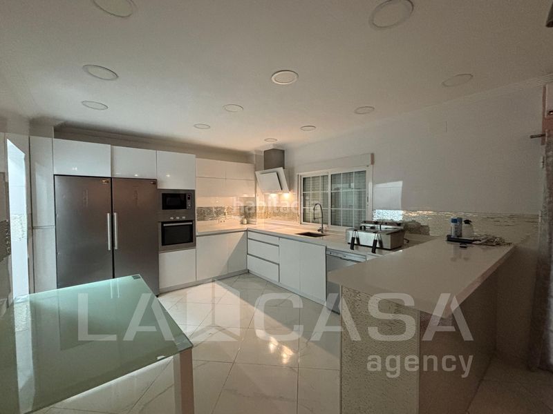 Foto 785d2fa9-e69a-412d-8d11-b10611d6ce69. Xalet amb aparcament a Entrenúcleos Dos Hermanas