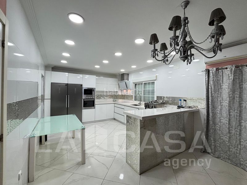 Foto a41e3012-2c41-4792-91e9-c8ee12cd6635. Xalet amb aparcament a Entrenúcleos Dos Hermanas