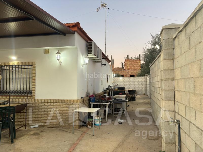 Foto ce0e1592-8166-48e3-82ce-144d5541a40c. Xalet amb aparcament a Entrenúcleos Dos Hermanas