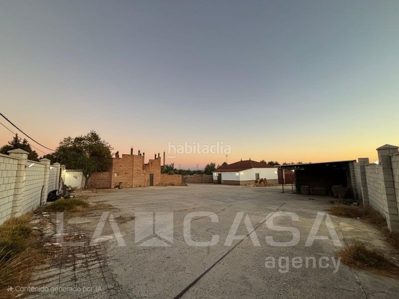 Foto f836bf66-43ad-4f25-bac1-43ada73f6c5d. Xalet amb aparcament a Entrenúcleos Dos Hermanas