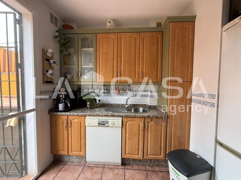 Foto be5cde0b-1187-4441-a801-f14c72b7505c. Casa adossada amb aparcament piscina a Avenida de Europa Montequinto