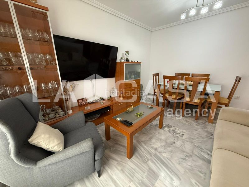Foto fce5358c-dce6-4e57-a186-f741893e22fb. Casa adossada amb aparcament piscina a Avenida de Europa Montequinto