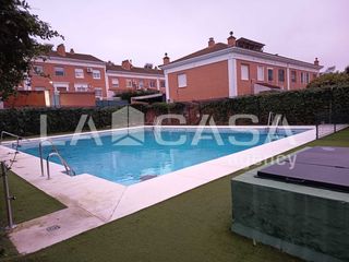 Semi detached house in Avenida de Europa