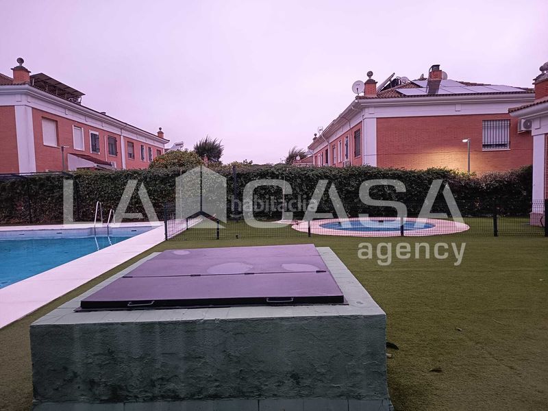 Foto 6e93b52a-7635-430d-abe4-d5a445af788b. Casa adossada amb aparcament piscina a Avenida de Europa Montequinto
