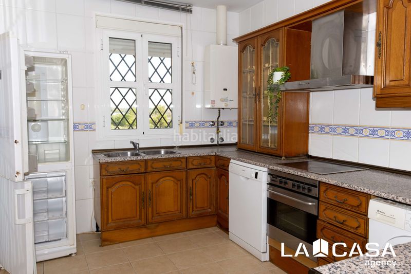 Foto 4e1be49e-5347-448c-990e-7c151aa8779f. Casa aparellada amb aparcament a La Motilla - Fuente del Rey Dos Hermanas