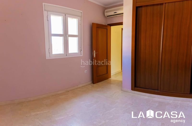 Foto 8c8629f8-6bd8-45b8-af1a-09d1d055c8d8. Casa aparellada amb aparcament a La Motilla - Fuente del Rey Dos Hermanas