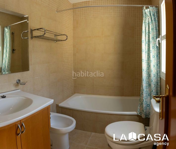 Foto cdf42d04-537f-4748-9b19-a53d2b5a0152. Casa aparellada amb aparcament a La Motilla - Fuente del Rey Dos Hermanas