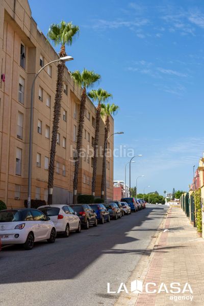 Foto e129fa6e-182e-4988-a701-21169f6ecd42. Casa aparellada amb aparcament a La Motilla - Fuente del Rey Dos Hermanas