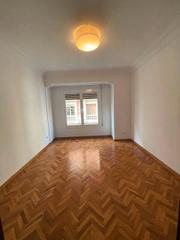 Rent Flat  Carrer de tavern. Piso reformado de dos habitaciones dobles y una individual