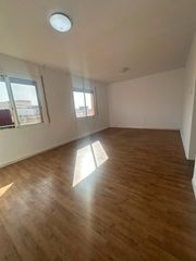 Alquiler Piso en Carrer de sardenya 151. Piso larga estancia para pareja