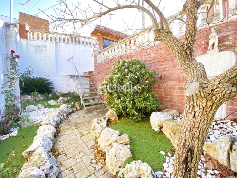 Foto adfcd132-d240-4438-b389-26b590efb51b. House with pool in La Miranda Esplugues de Llobregat