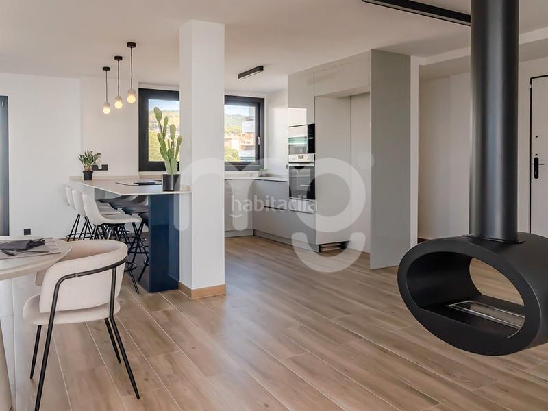 Foto 007d2e32-bb9f-41b4-81d1-d80af563aba2. Àtic amb xemeneia calefacció aparcament piscina a Sant Andreu de Llavaneres