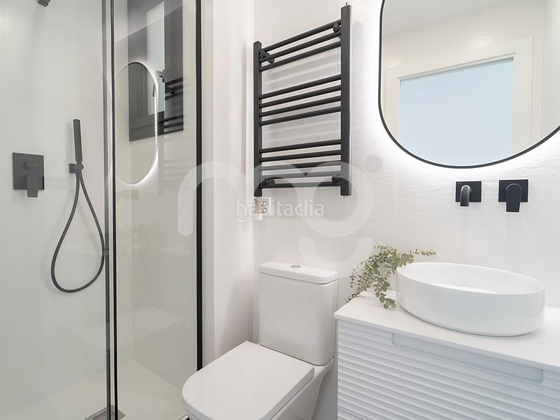 Foto bf283bab-1d7a-48b1-887e-f91cbcb559be. Àtic amb xemeneia calefacció aparcament piscina a Sant Andreu de Llavaneres