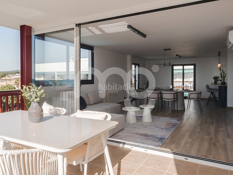 Foto c777ad79-4607-48a2-a127-6d169f938bb3. Àtic amb xemeneia calefacció aparcament piscina a Sant Andreu de Llavaneres