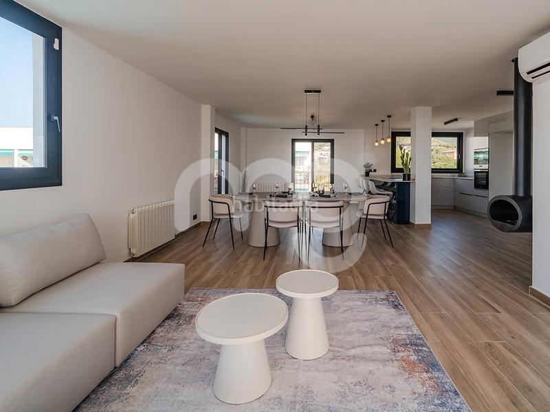 Foto c9e05351-ad7c-4e22-bc35-be9f1b2a63a6. Àtic amb xemeneia calefacció aparcament piscina a Sant Andreu de Llavaneres