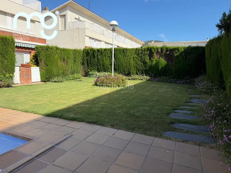 Foto 2e9f500a-f443-43a4-aad2-6d3f42a7eb89. Casa aparellada amb xemeneia calefacció aparcament piscina a Premià de Mar